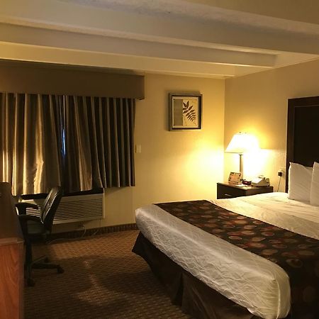 Days Inn By Wyndham Bloomington West Esterno foto