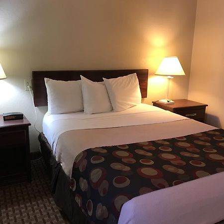 Days Inn By Wyndham Bloomington West Esterno foto