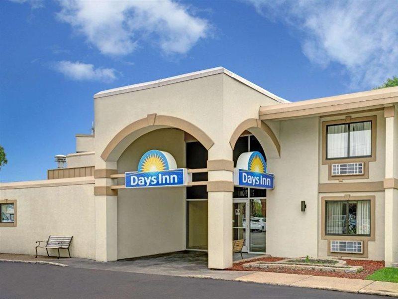 Days Inn By Wyndham Bloomington West Esterno foto