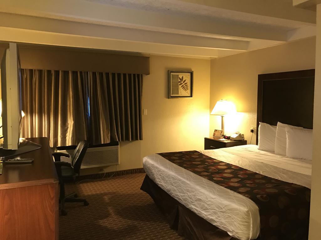 Days Inn By Wyndham Bloomington West Esterno foto