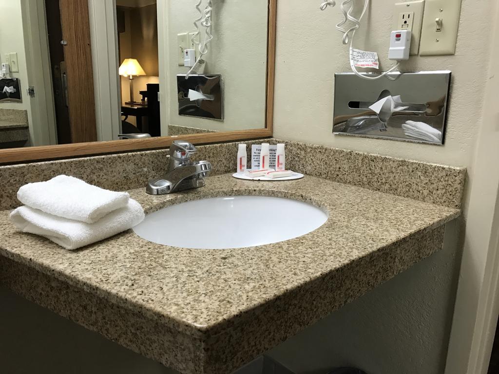 Days Inn By Wyndham Bloomington West Esterno foto
