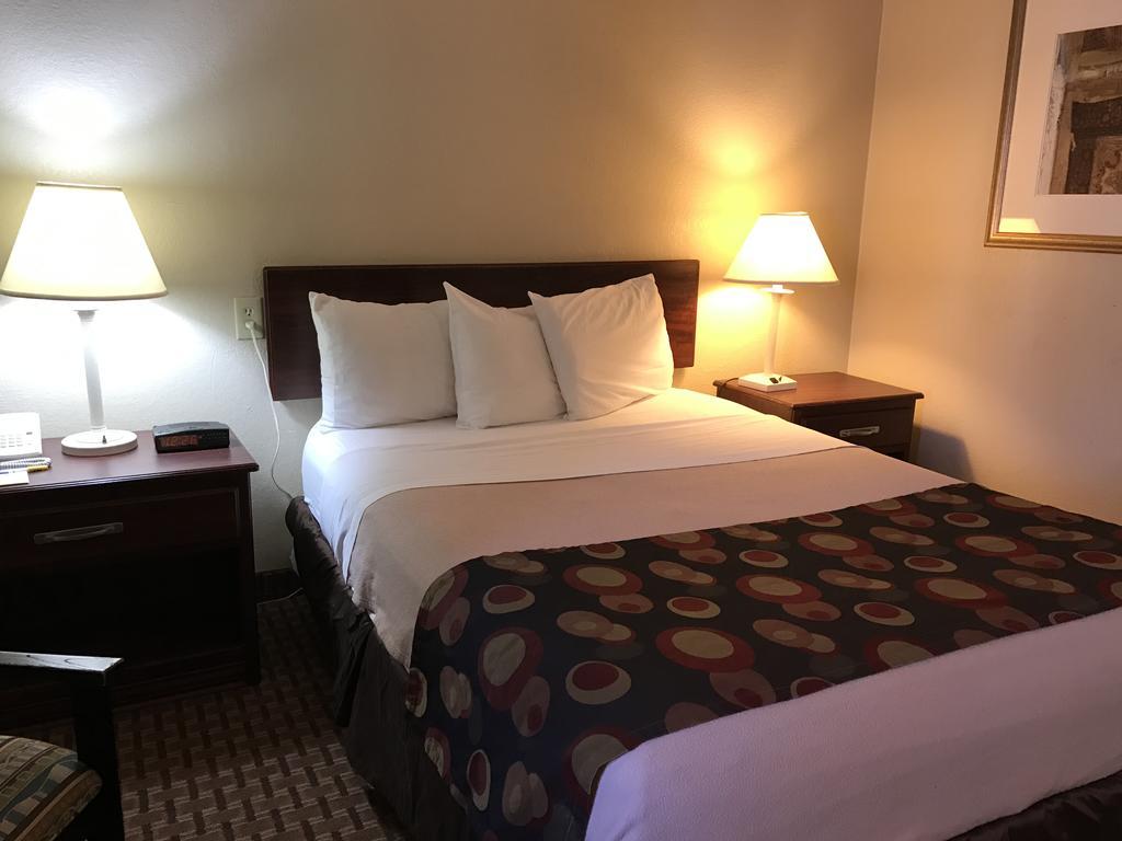Days Inn By Wyndham Bloomington West Esterno foto