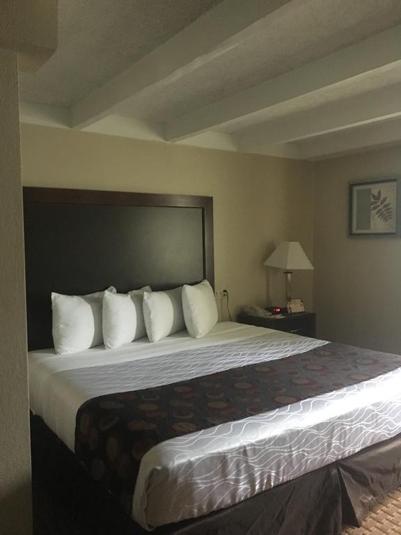 Days Inn By Wyndham Bloomington West Esterno foto