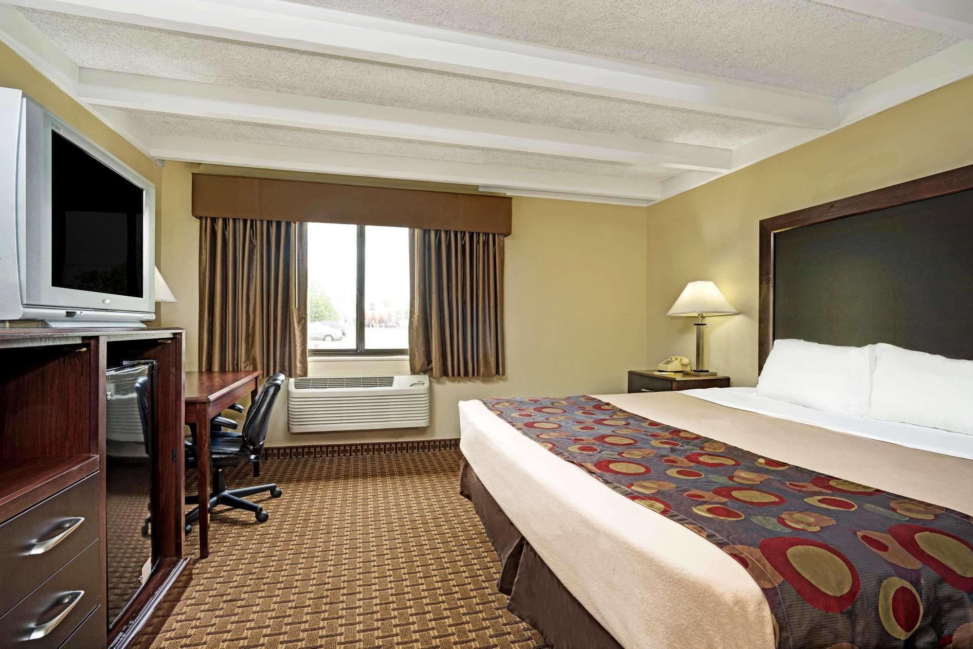 Days Inn By Wyndham Bloomington West Esterno foto