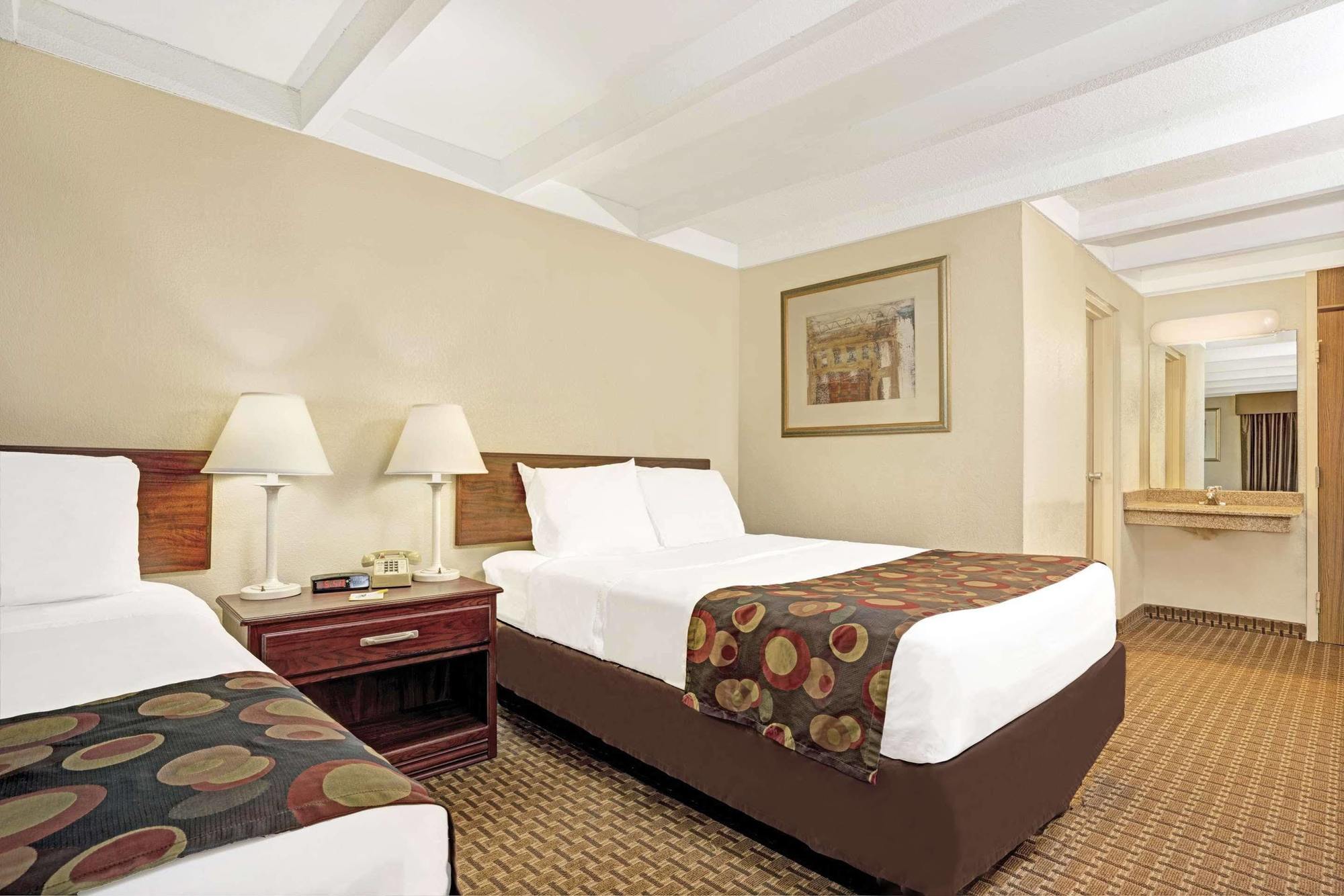 Days Inn By Wyndham Bloomington West Esterno foto