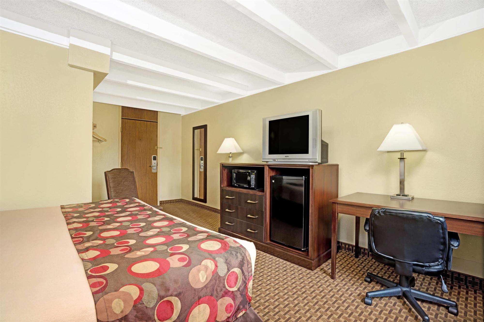 Days Inn By Wyndham Bloomington West Esterno foto