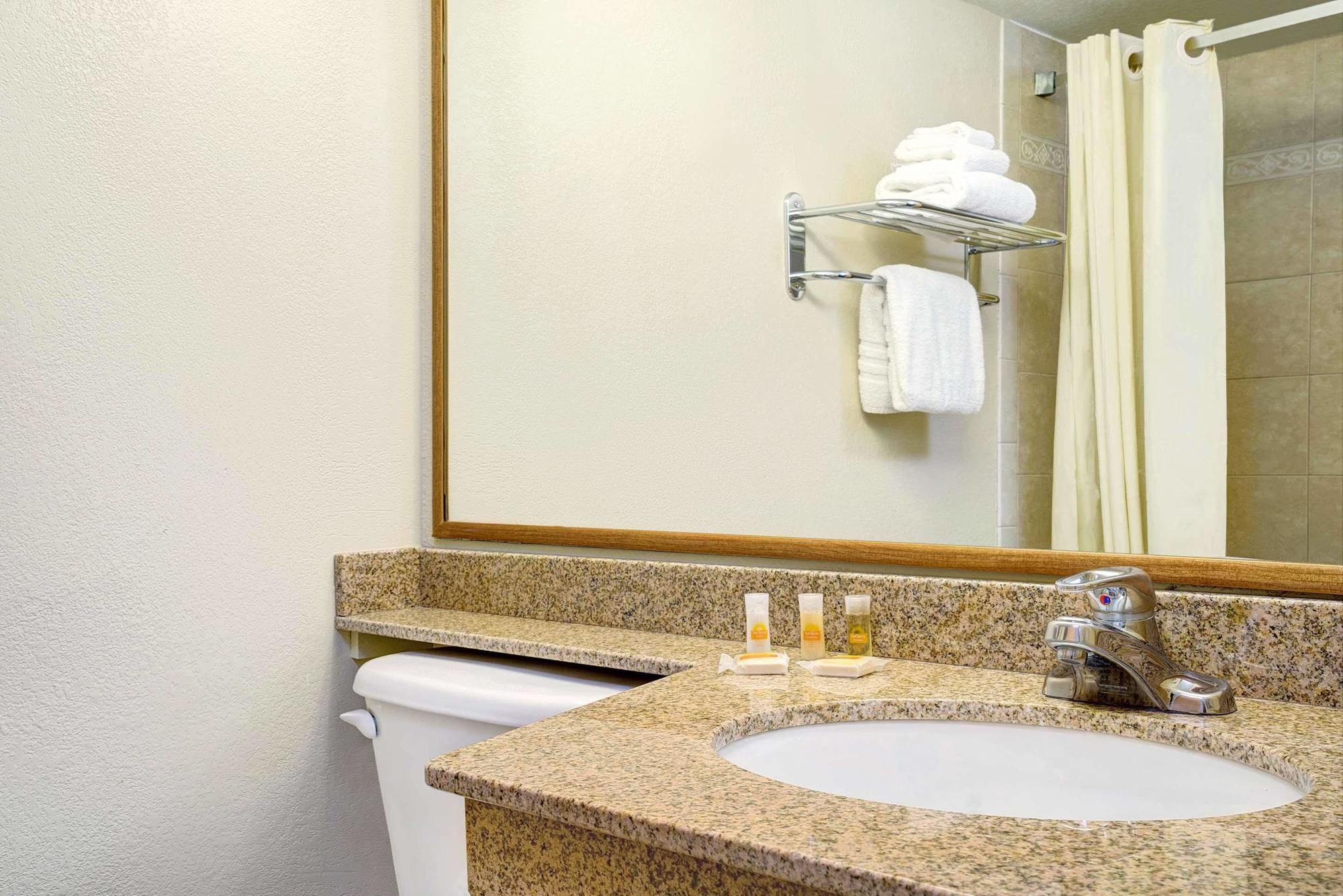 Days Inn By Wyndham Bloomington West Esterno foto