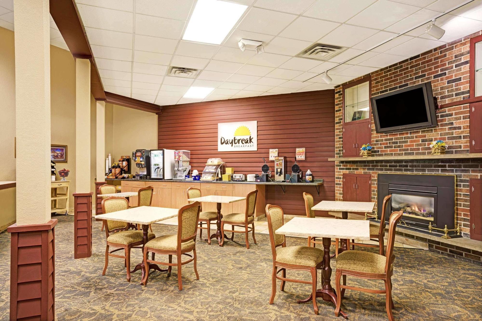 Days Inn By Wyndham Bloomington West Esterno foto