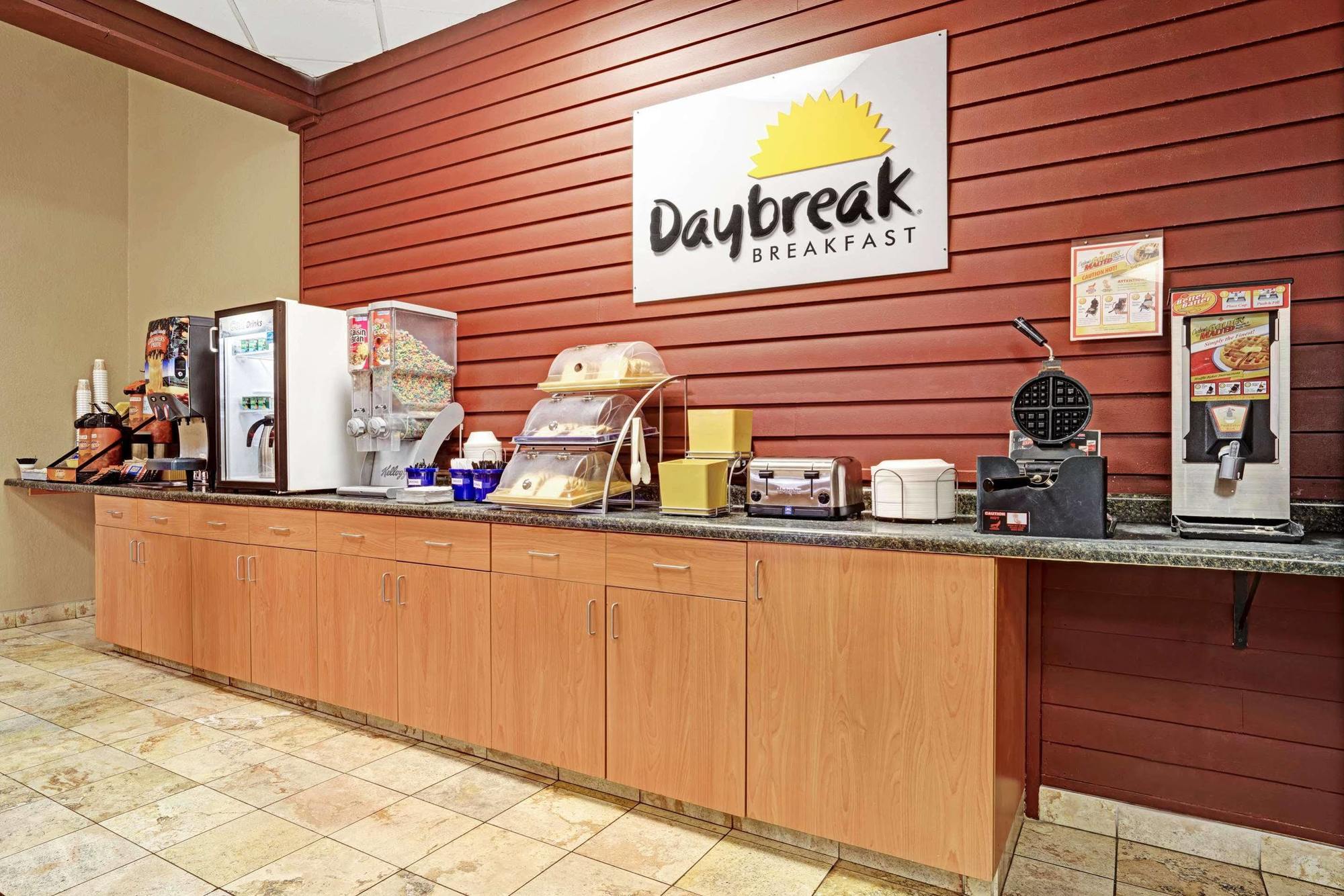Days Inn By Wyndham Bloomington West Esterno foto