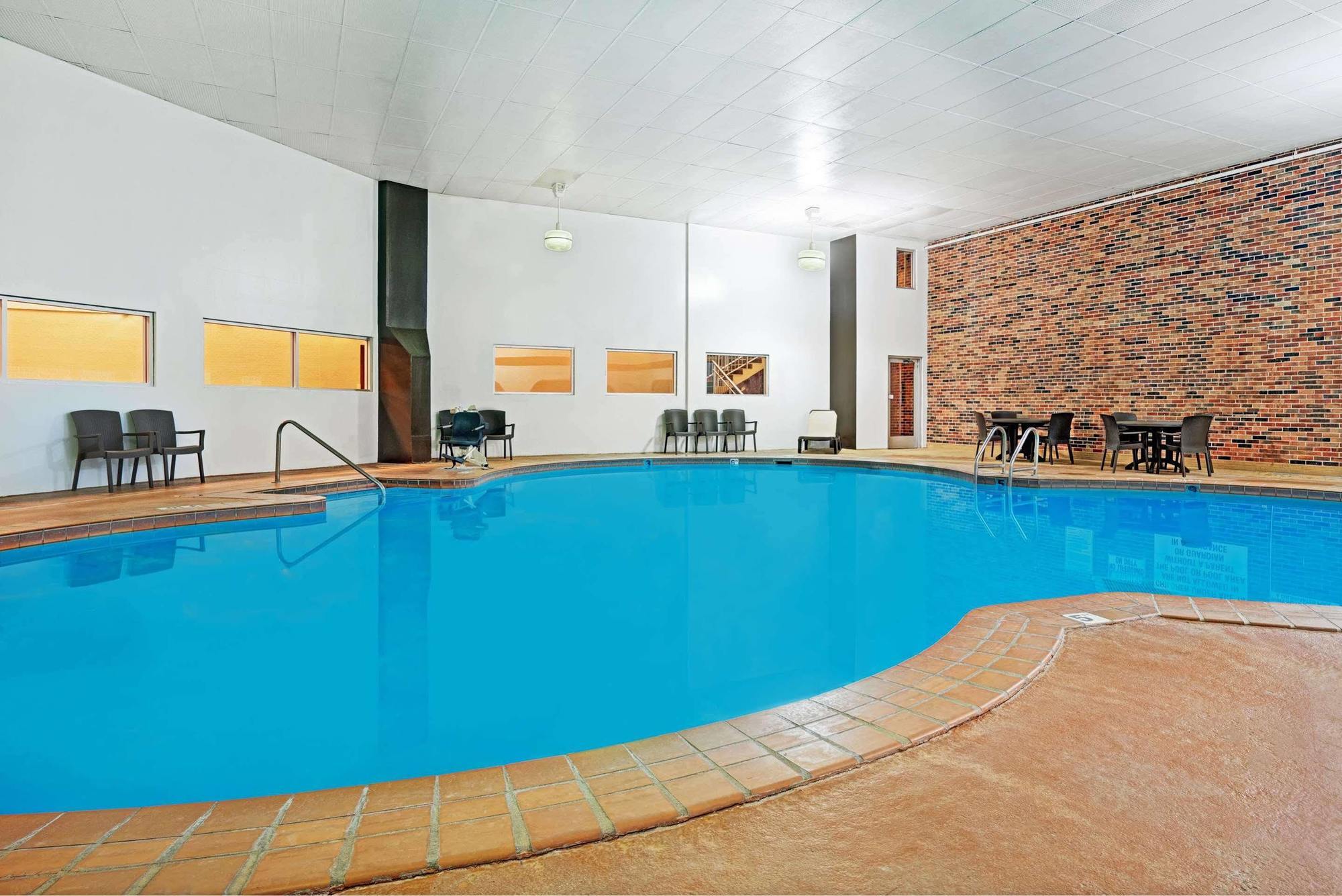 Days Inn By Wyndham Bloomington West Esterno foto