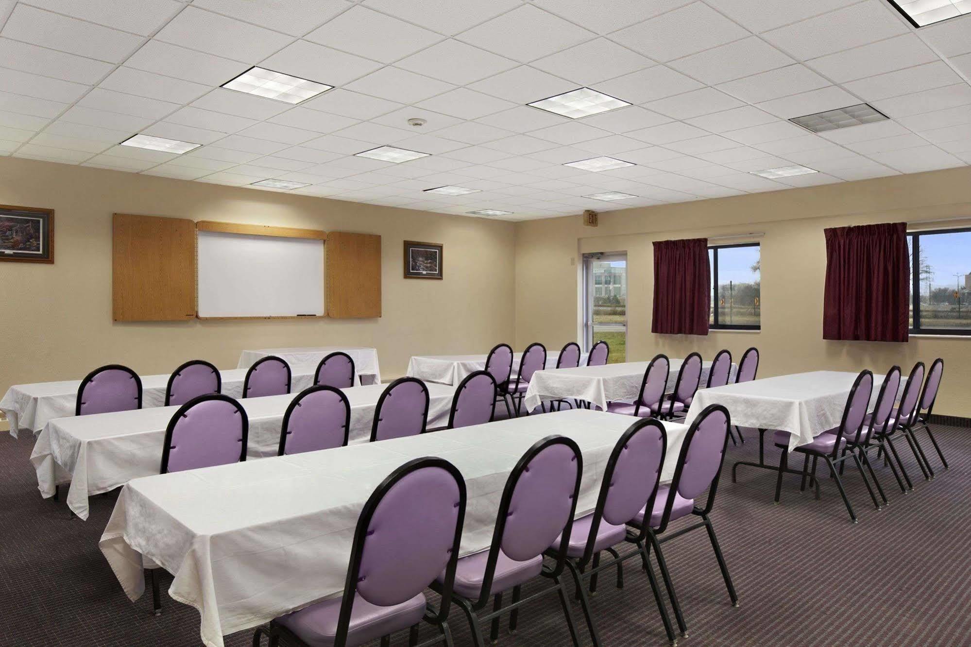 Days Inn By Wyndham Bloomington West Esterno foto