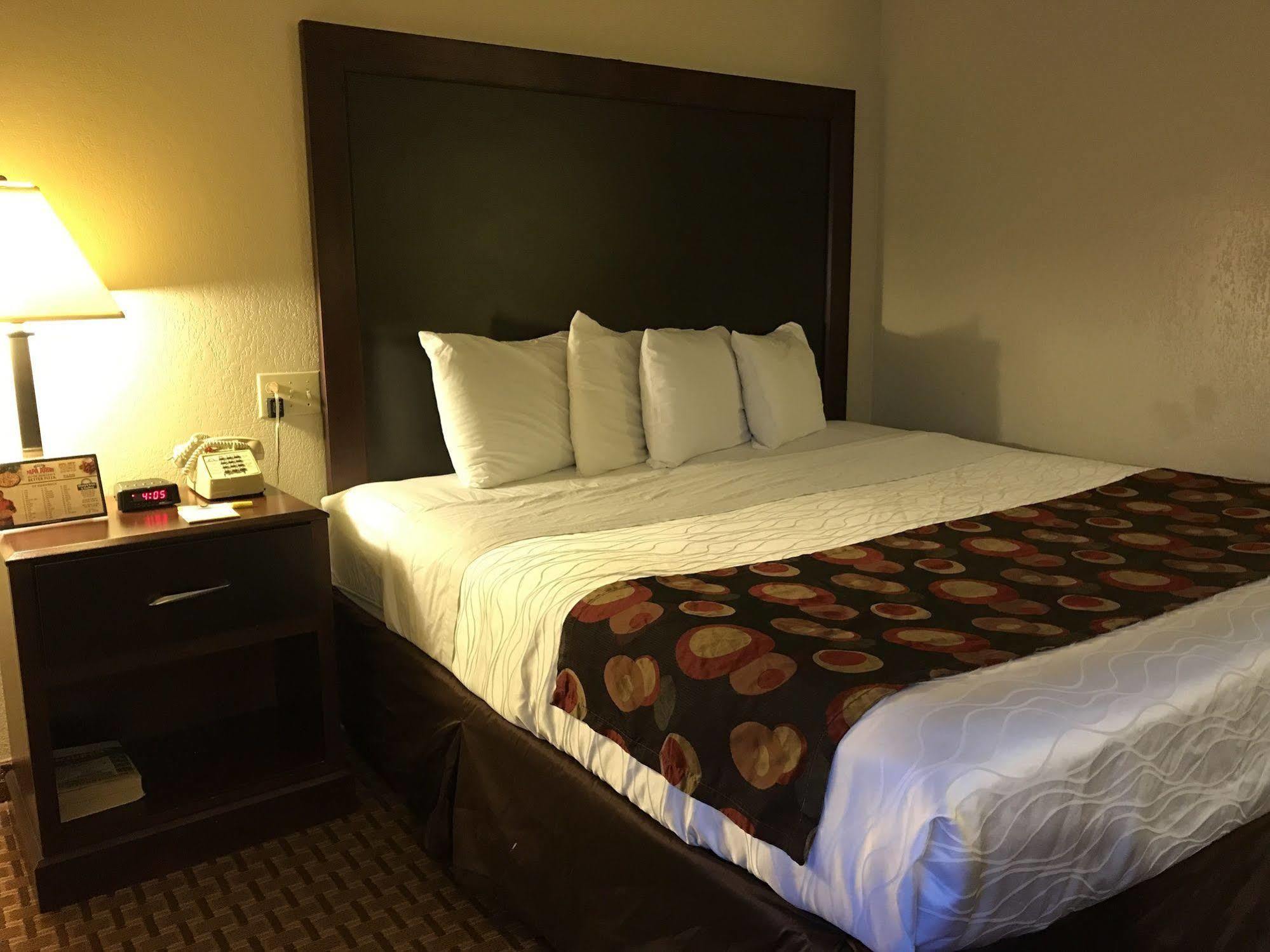 Days Inn By Wyndham Bloomington West Esterno foto