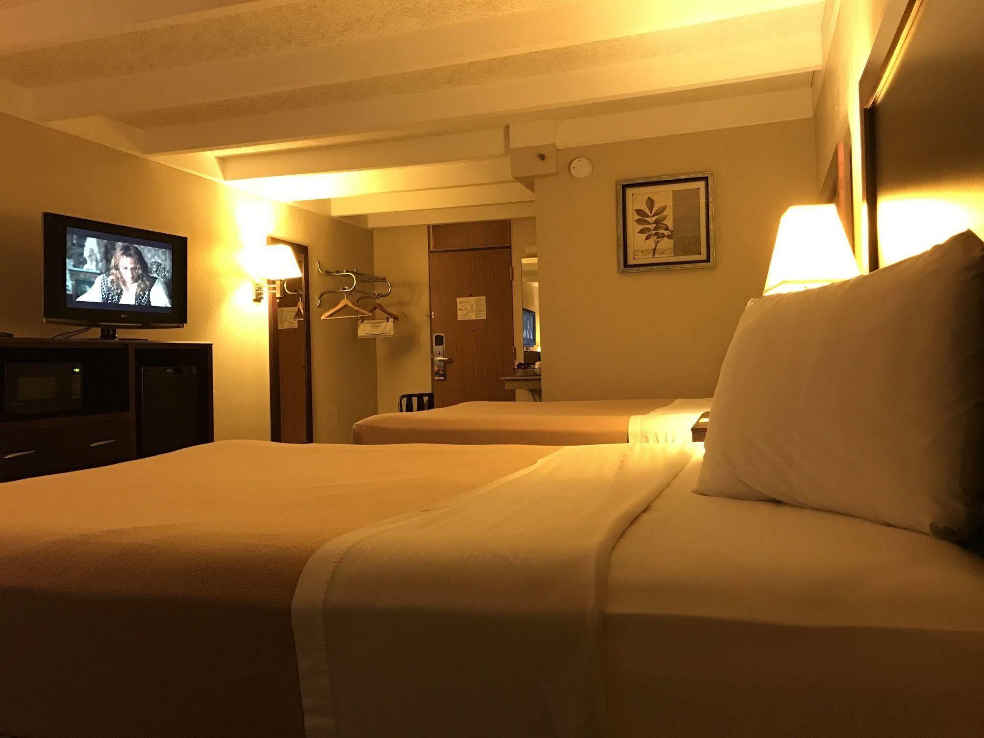 Days Inn By Wyndham Bloomington West Esterno foto