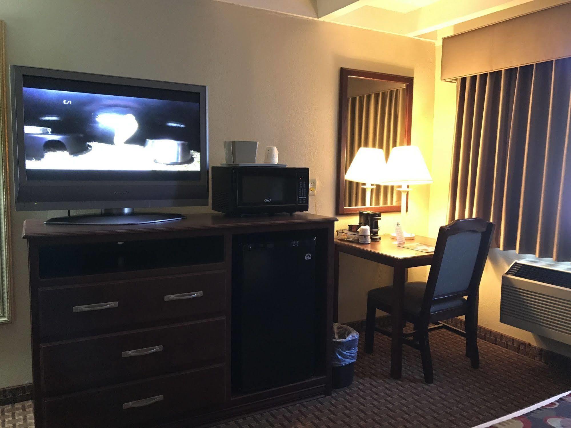 Days Inn By Wyndham Bloomington West Esterno foto